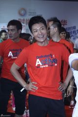 组图：时尚妆点明星运动会 名人变身运动达人