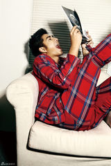 组图：袁成杰登《魅力先生》杂志扮可爱