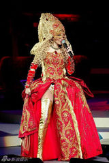 策划：回顾梅艳芳经典舞台 百变造型成传奇