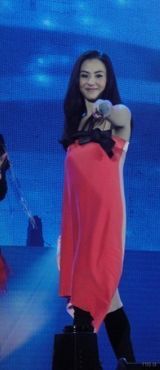 组图：张柏芝带病现身成都 与叶佩雯同台合唱