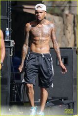 组图：坏小子布朗激情献唱 裸上身秀腹肌纹身