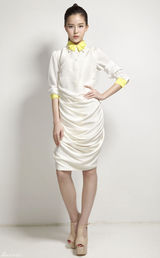 组图：温心再掀英气时尚风 束发白裙飒爽