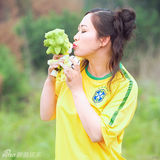 幻灯图：芙蓉姐姐穿巴西队服 捧大力神杯拍写真