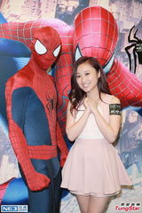 组图：文咏珊黑色吊带裙现身 惹蜘蛛侠兴奋不已