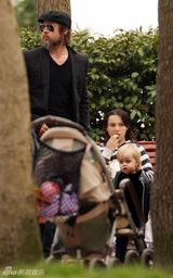幻灯图集：布拉德-皮特变全职妇男 带孩子逛公园