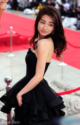 组图：朴河宣抹胸纱裙露香肩 美腿若隐若现