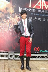 高清图：林俊杰为个唱造势 英俊现身相伴豪车