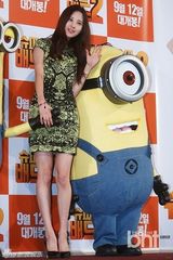 组图：泰妍徐贤力挺《卑鄙的我》与小黄人互动