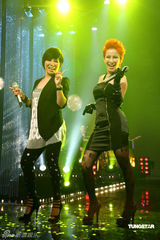 高清组图：温岚红发造型助阵黄小琥 大跳火辣断背舞