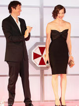 组图：《生化危机5》日本首映 米拉黑裙性感出席