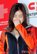 组图：金贤重姜素拉等出席户外品牌说明会