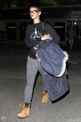 组图：蕾哈娜英气街拍 戴黑框似学生表情严肃