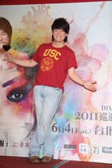 组图：周华健个唱庆功儿女齐亮相 兴奋亲吻爱妻