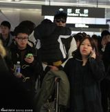 组图：张亮全家现身机场 天天被粉丝吓哭