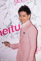 组图：Angelababy粉裙出席商业活动 如邻家小妹