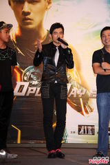 组图：周杰伦帅气亮相庆功宴 自曝秀腹肌靠打光