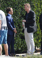 组图：利亚姆-尼森洛城拍电影 与搭档相谈甚欢