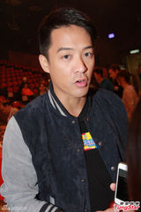 组图：陈智燊亮相拜神仪式 不介意女友性感出镜