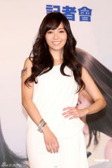 组图：待嫁新娘侯佩岑亮丽现身 浪漫卷发造型显甜美