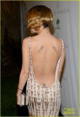 组图：阿尔芭裸色裙娇俏亮相 妮可-里奇露背秀纹身