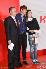 组图：金钟国上海出席活动 亲和抱女粉丝