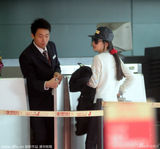 组图：baby黑装独自现身机场 棒球帽墨镜显潮范