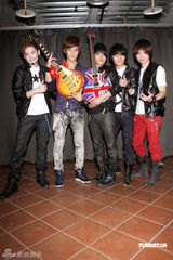 幻灯组图：汪东城助阵“晚生”送吉他秘笈