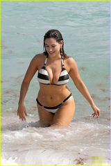 组图：超模布鲁克与男友水中调情 比基尼秀豪乳
