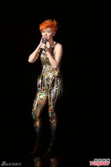 组图：孙燕姿橙发亮眼披黄金甲 许美静助阵