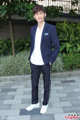 组图：《华丽上班族》张翰秋瓷炫品尝地道美食