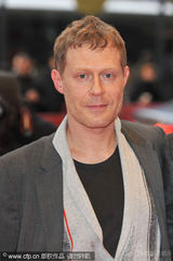 幻灯图集：电影《强盗》首映 男女主演拥吻爱意浓浓