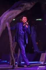 组图：郑伊健开唱秀肌肉与女模热舞 蒙嘉慧现身支持