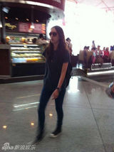 组图：童瑶休闲潮装现身机场 黑超扮酷潮范儿十足