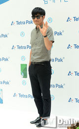 组图：韩星李钟赫花衬衫墨镜出席时尚活动