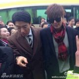 组图：李敏镐现身武汉 疯狂粉丝挤倒200斤记者