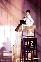 林海峰澳门演出观众火爆 脱口秀不忘打趣老板林建岳 