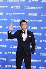 组图：万达百米红毯第二秀 梁朝伟赵薇众星百态