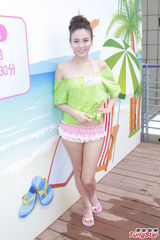 组图：白云梁政钰湿身抛胸大秀事业线