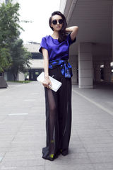 组图：练束梅轻淑女街拍 巧妙搭配秀时尚个性