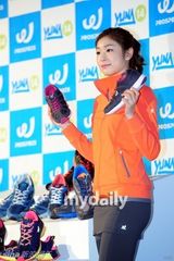 组图：花滑运动员金妍儿出席代言活动吐舌卖萌