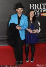 组图：乔治男孩络腮胡秀纹身 蓝眼影变妖孽硬汉