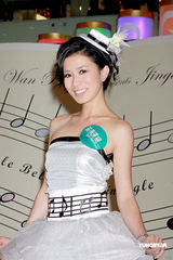 幻灯图：佘诗曼化身清纯玻璃仙子 陈豪任护花使者