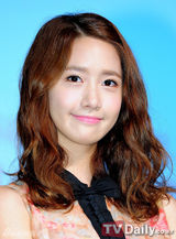 组图：少女时代允儿亮相活动 眼神纯净饱含深情