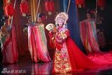 幻灯图：李玉刚演出大玩男女转换 观众高呼意犹未尽