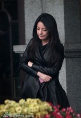 组图：赵薇独自出街觅食 风吹秀发抱臂御寒