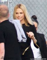 组图：查理兹-塞隆街头亮相紧身裙秀身材