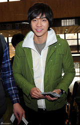 组图：李升基亮相机场赴日本参加粉丝见面会