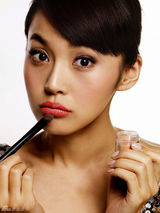 组图：张佳宁彩妆写真清新欢乐过圣诞