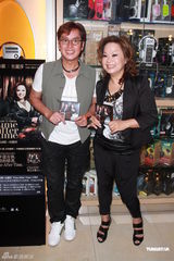 组图：谭咏麟为个唱彩排练歌致声音沙哑