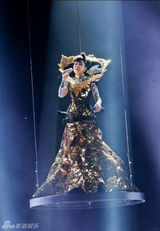 组图：51岁江蕙台上脱裙 露肉色内裤引骚动